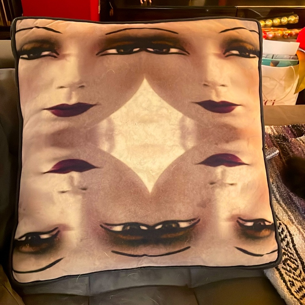 Lisa Pearl pillow. Good condition. Excellent shape no rips or tears. 
18x18